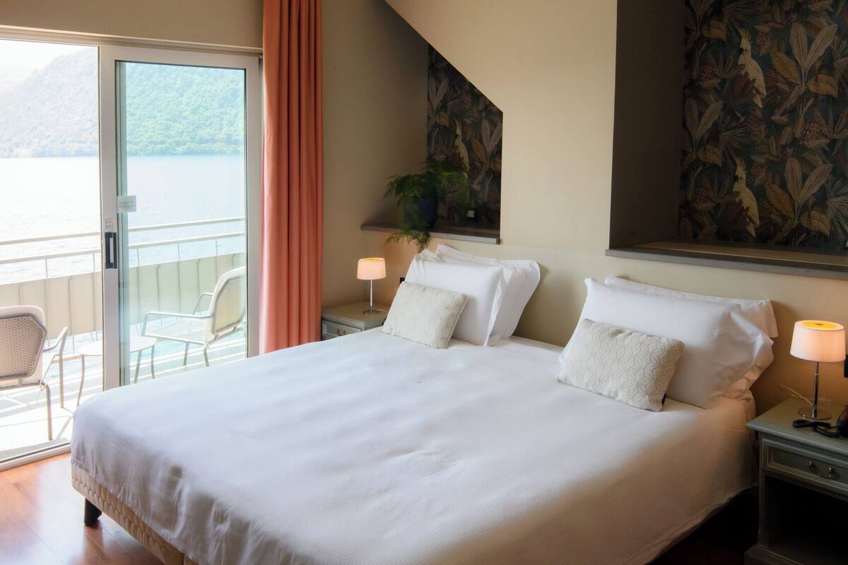 deluxe double room, lake view | premium bedding, down duvets, in-room safe, desk