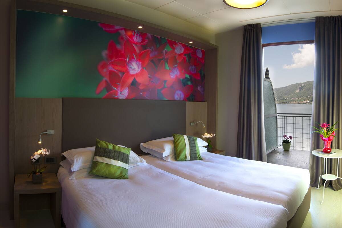 premium bedding, down duvets, in-room safe, desk