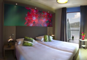 Premium bedding, down comforters, in-room safe, desk - Hotel Il Giardinetto (Pettenasco)