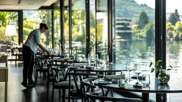 Petit déjeuner et déjeuner servis sur place, restauration en plein air