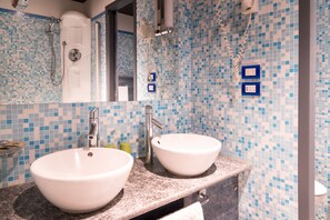 Habitación doble superior, vistas al lago | Baño | Artículos de higiene personal gratuitos, secador de pelo, bidé y toallas