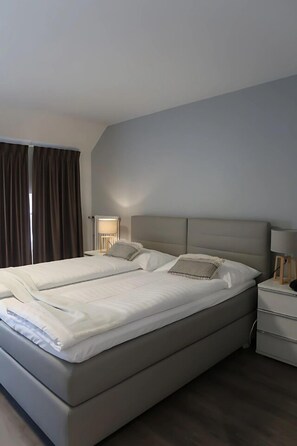 Premium bedding, minibar, individually decorated, desk - Hotel de l'Ecluse (Neuchatel)