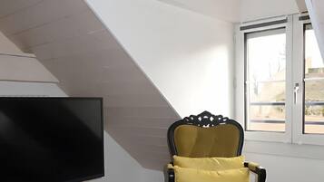 Hochwertige Bettwaren, Minibar, individuell dekoriert, Schreibtisch