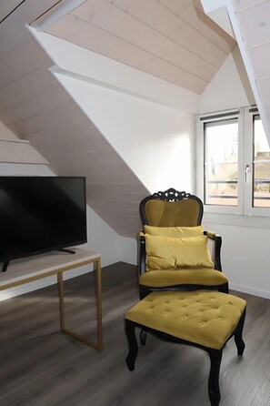 Sengetøy av topp kvalitet, minibar, individuelt dekorert og skrivebord