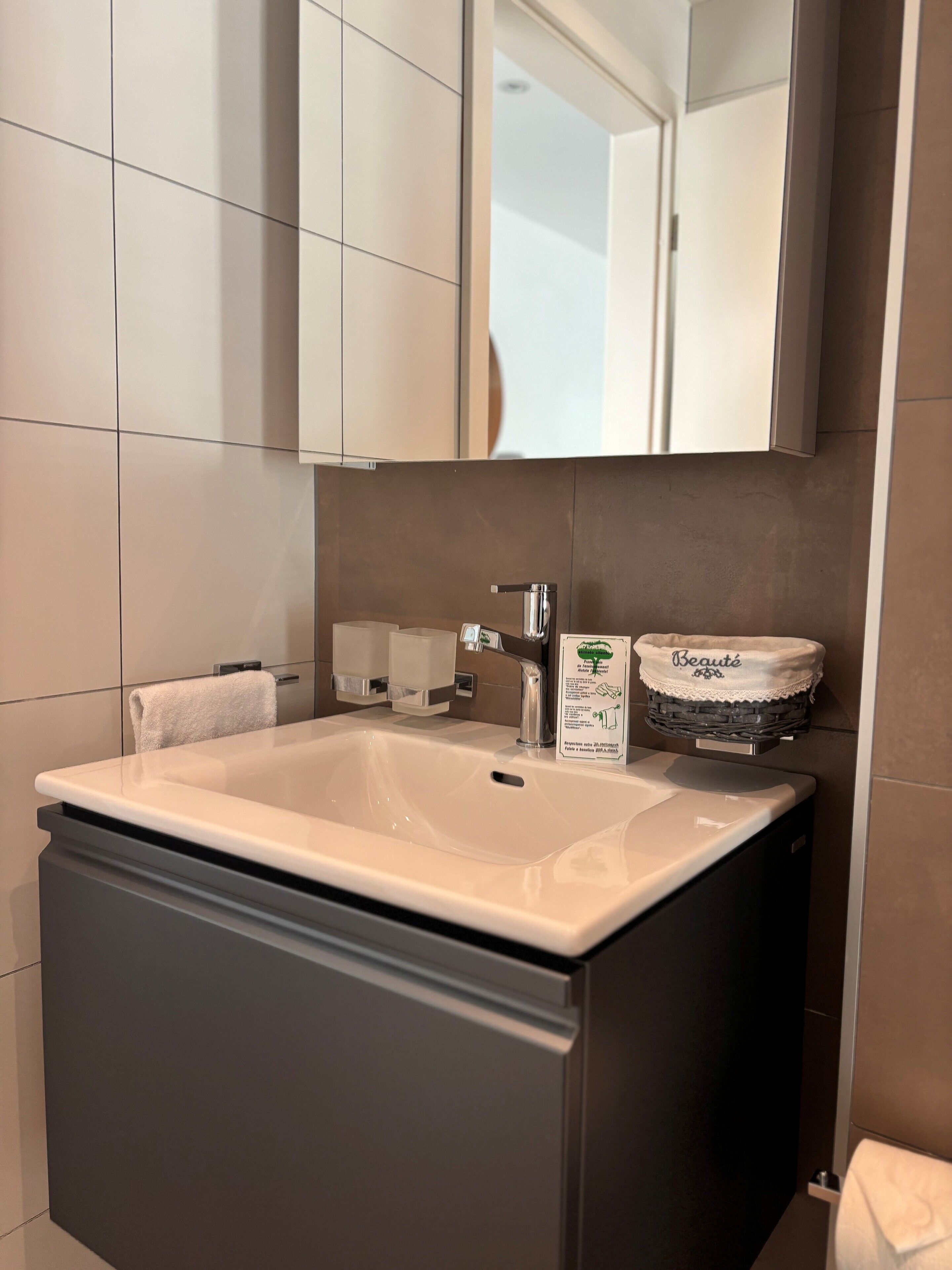 quadruple room | bathroom | shower, free toiletries, hair dryer, towels