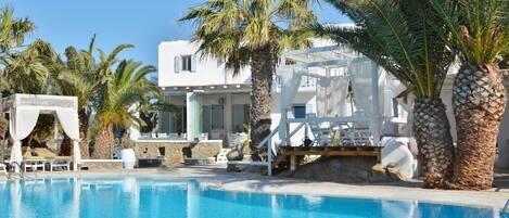 Piscina all'aperto, ombrelloni da piscina, lettini