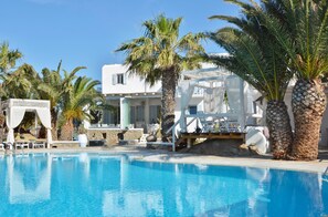 Outdoor pool, pool umbrellas, sun loungers - Zephyros Hotel (Mykonos)