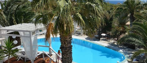 Piscine extérieure, parasols de plage, chaises longues