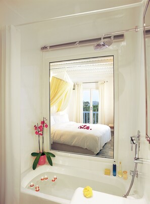 Standard Double or Twin Room | Bathroom | Free toiletries, hair dryer, bathrobes, slippers - Zephyros Hotel (Mykonos)