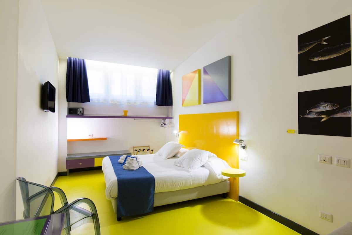 Standaard kamer, 1 twee- of 2 eenpersoonsbedden | Een minibar, een kluis op de kamer, een bureau, verduisterende gordijnen