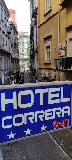 Ein Hotel-Schild mit der Aufschrift HOTEL CORREIRA und der Nummer 241.