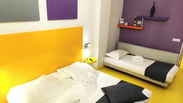 Standard-Dreibettzimmer | Minibar, Zimmersafe, Schreibtisch, VerdunkelungsvorhÀnge