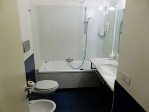 Standard-Vierbettzimmer | Badezimmer | Umweltfreundliche Kosmetikartikel, Haartrockner, Bidet, Handtücher