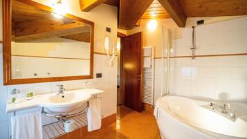 Suite | Badezimmer | Designer-Toilettenartikel, Haartrockner, Bidet