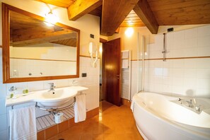 Suite | Baño | Amenidades de baño de diseñador, secadora de cabello, bidet