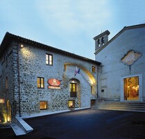 Un edificio de piedra con un letrero que indica que es un restaurante.