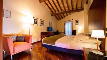 Habitación doble Deluxe | Minibar, caja de seguridad en la habitación y insonorización