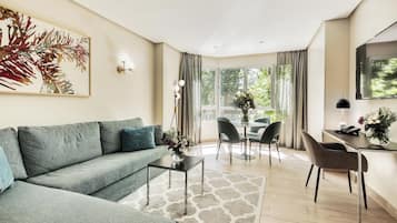 Suite estándar | Zona de estar | Televisión LED de 32 pulgadas con canales por satélite, una televisión