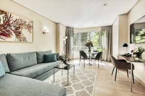 Suite Standar | Area keluarga | Televisi LED 32-inci dengan saluran TV satelit dan TV