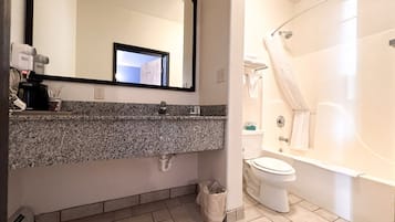 Een aparte badkuip en douche, gratis toiletartikelen, een haardroger
