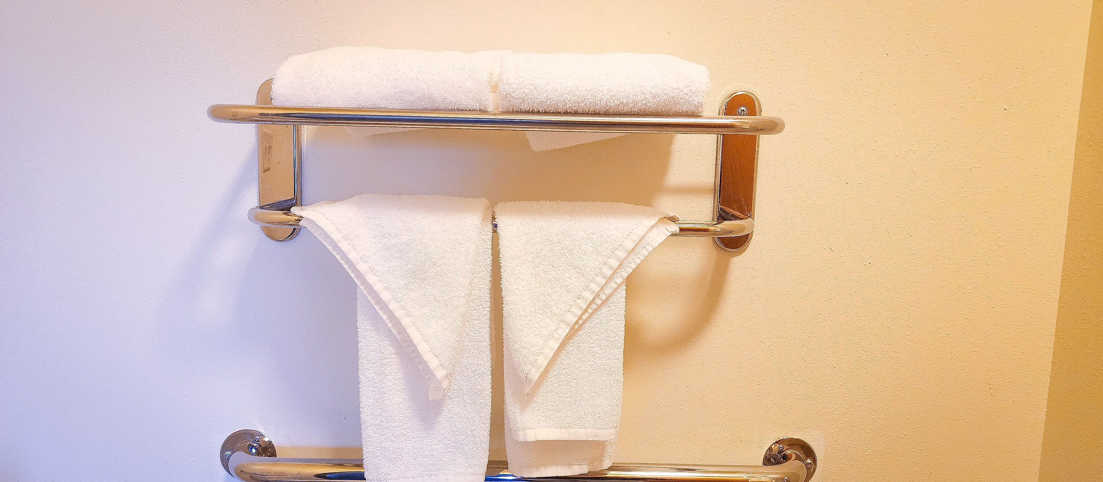 Un porte-serviettes avec deux serviettes blanches.