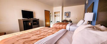 Quarto solteiro superluxo, 2 camas Queen | Roupas de cama premium, edredons de pluma, camas Select Comfort