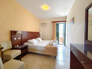 Minibar, in-room safe, desk, rollaway beds - Hotel Alex (Karpathos)