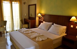 Minibar, in-room safe, desk, rollaway beds - Hotel Alex (Karpathos)