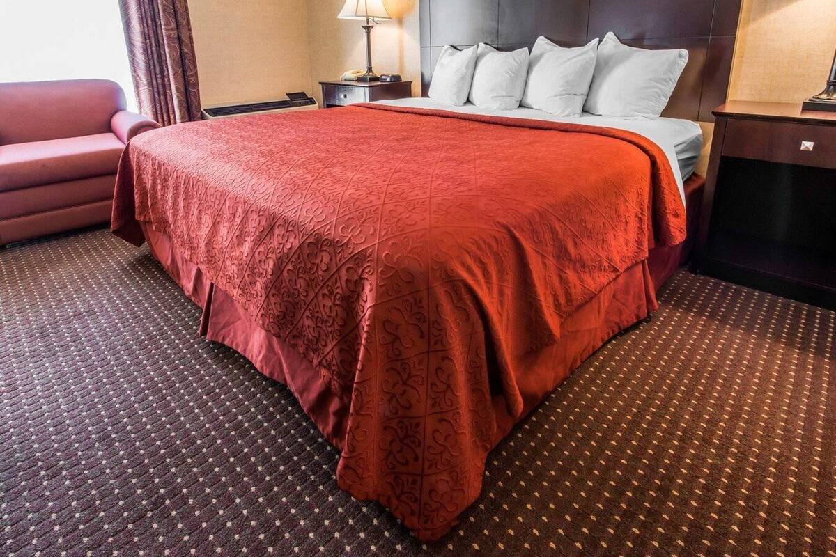 Suite, 1 King Bed with Sofa bed, Non Smoking | Desk, iron/ironing board, cribs (free), WiFi (free)