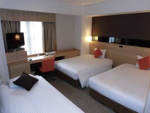 Down comforters, in-room safe, desk, blackout drapes - Hotel Il Monte (Osaka)