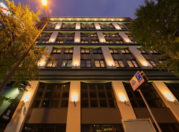 Façade de lâhĂ©bergement â soirĂ©e/nuit