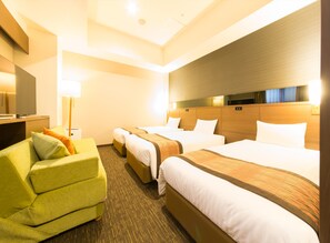 Chambre quadruple Standard, 4 chambres, non-fumeur | Couette en duvet, coffre-fort, bureau, rideaux dâobscurcissement