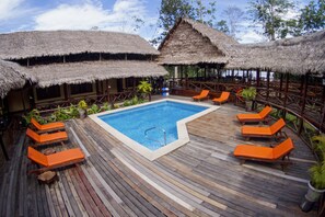 Outdoor pool, pool loungers - Heliconia Amazon River Lodge (Indiana)