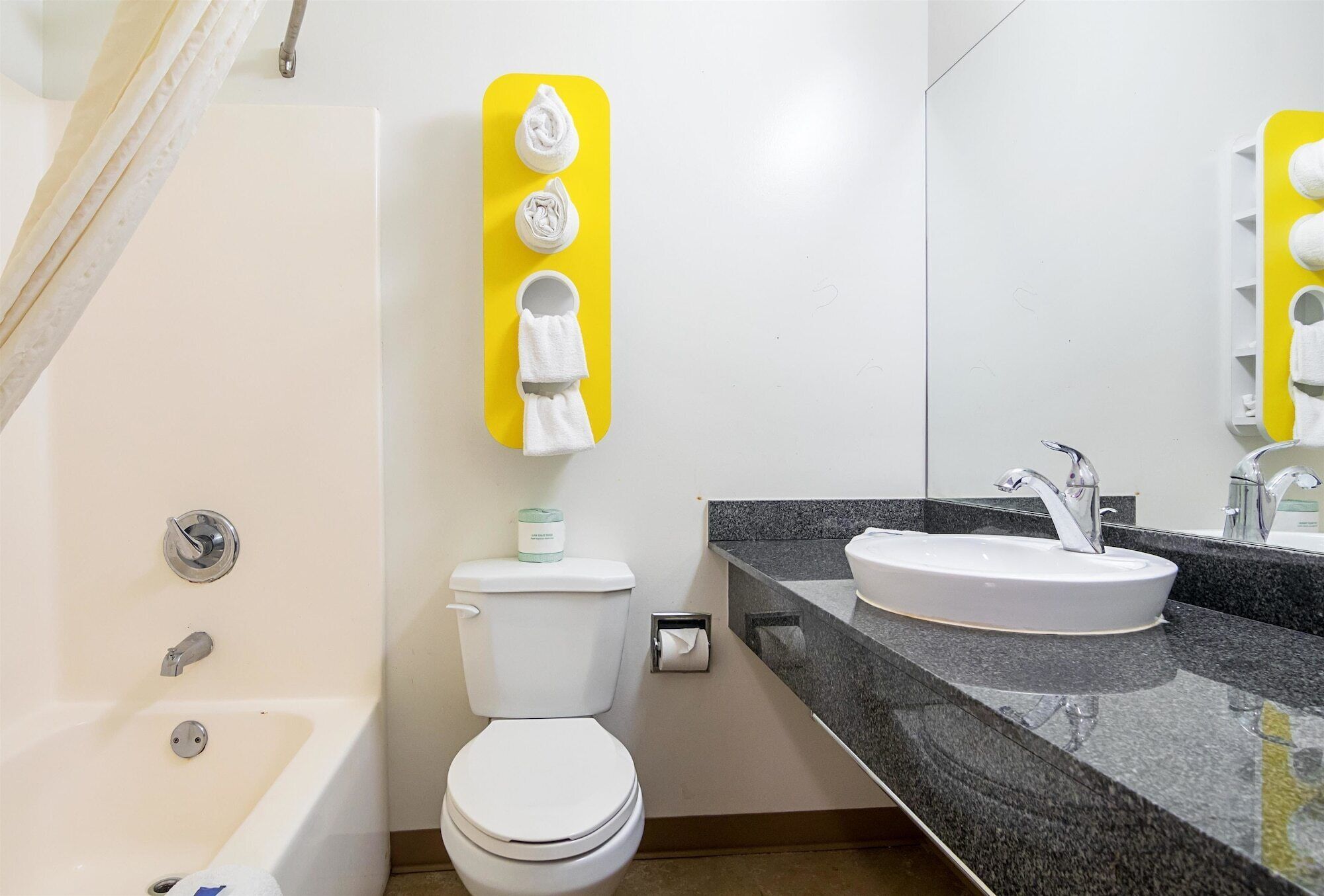 Kombinert dusj/badekar, håndklær, såpe og sjampo