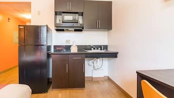 Fridge, coffee/tea maker