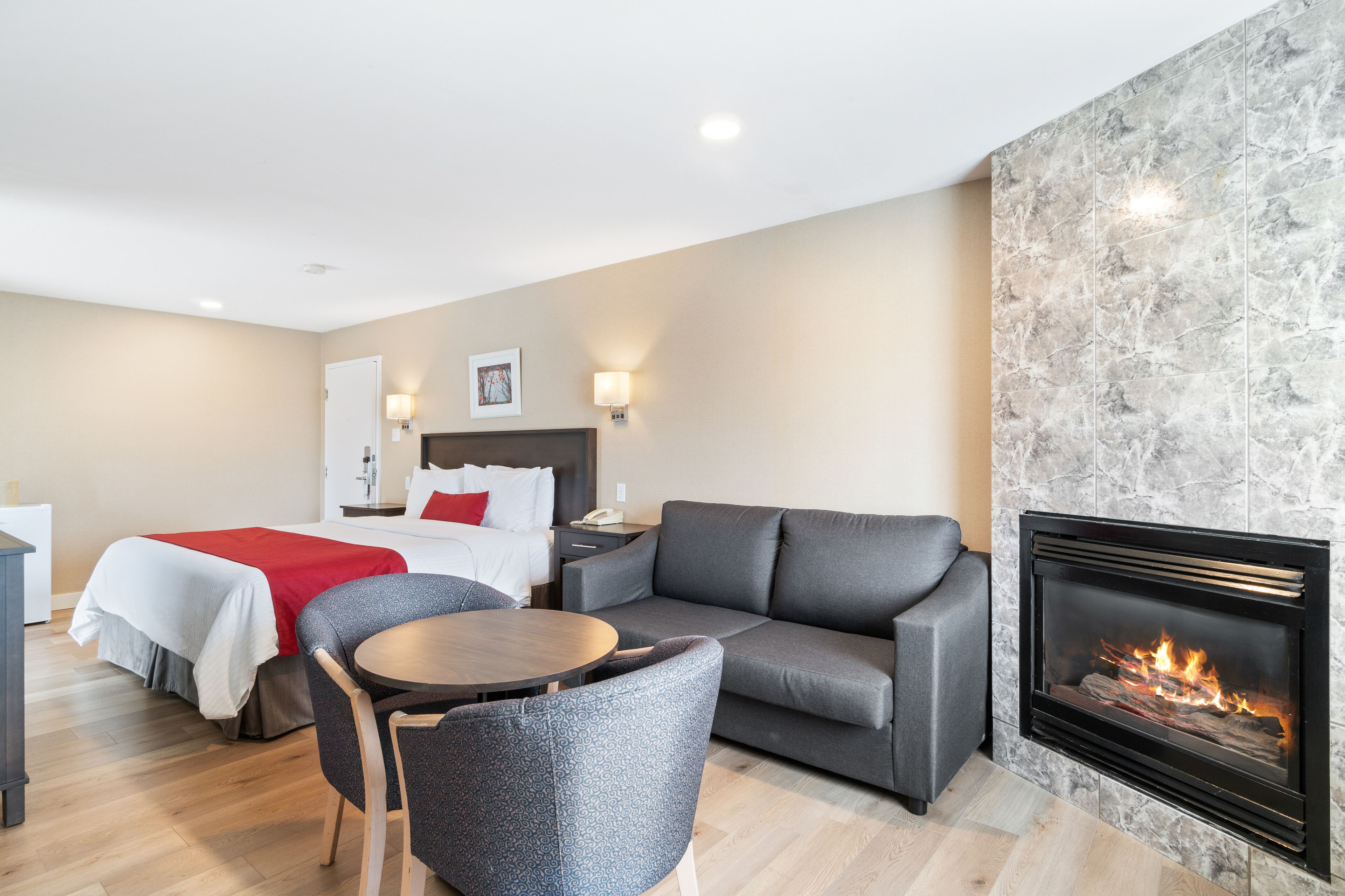 Junior Suite - King Bed and Sofa Bed with Double Spa Bath and Fireplace | In-room dining