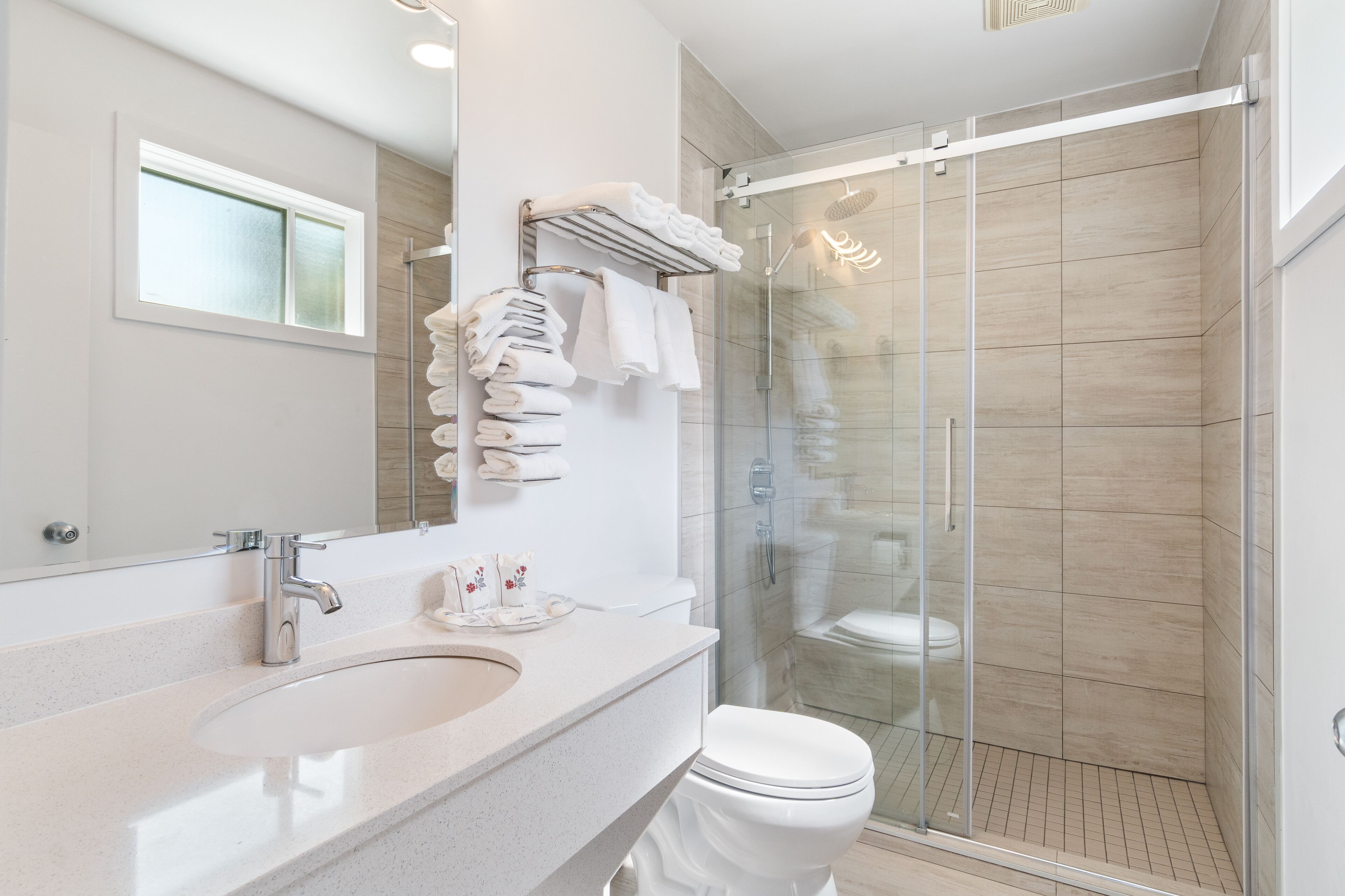 Combined shower/bathtub, rainfall showerhead, free toiletries