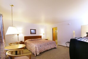 Room, 1 Queen Bed, Non Smoking | Soundproofing, iron/ironing board, free WiFi, bed sheets