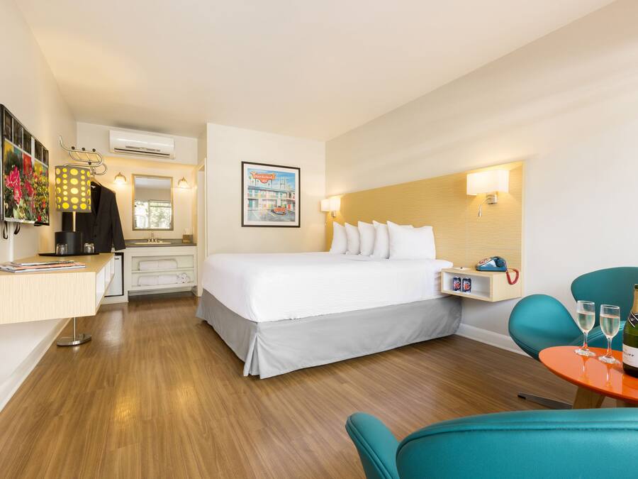 Standaard kamer, 1 kingsize bed | Luxe beddengoed, pillowtop-bedden, individueel gedecoreerd, een bureau