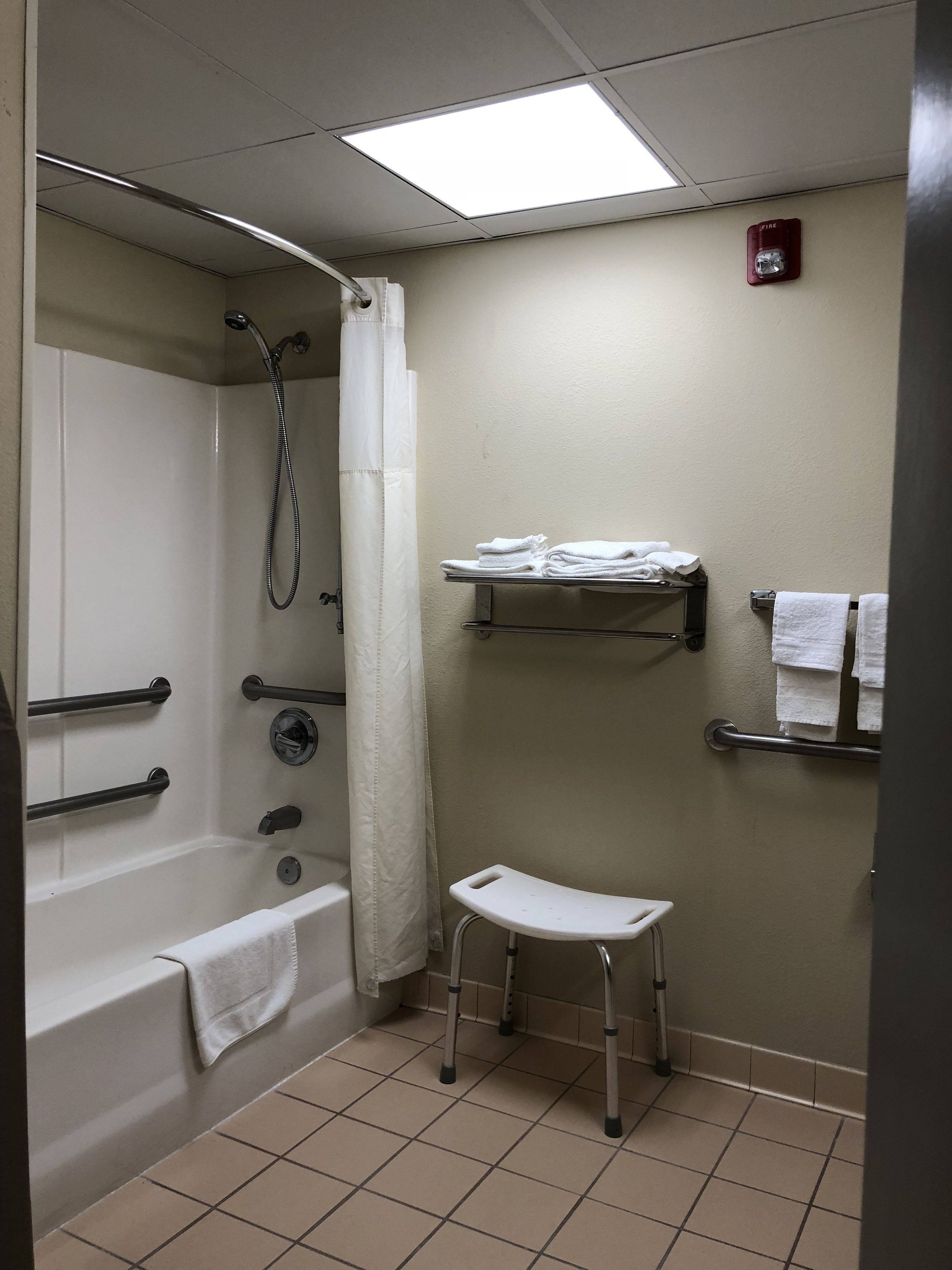non-smoking handicap | bathroom | combined shower/bathtub, designer toiletries, hair dryer, towels