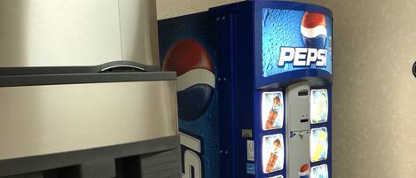 Máquina expendedora con logotipo de Pepsi y dispensador de agua.