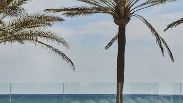 Una piscina cubierta, una piscina al aire libre, sombrillas, tumbonas