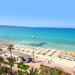 Una playa cerca, arena blanca