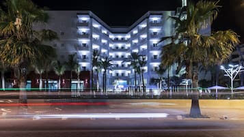 Voorkant accommodatie - avond/nacht