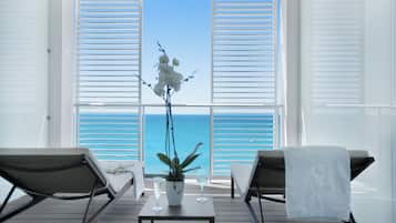 Suite junior, vista al mar (high floor) | Vista a la playa o el mar