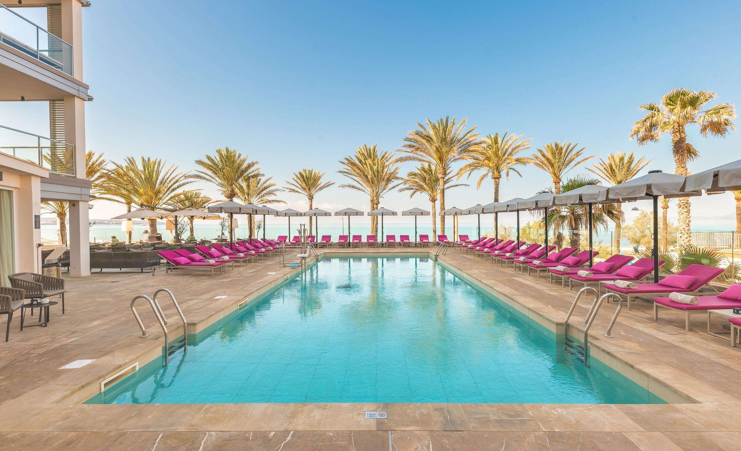 Innenpool, Außenpool, Sonnenschirme, Liegestühle