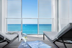 Minibar, in-room safe, desk, blackout drapes - Pure Salt Garonda - Adults Only (Palma de Mallorca)