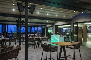 2 restaurants, spécialités Cuisine méditerranéenne