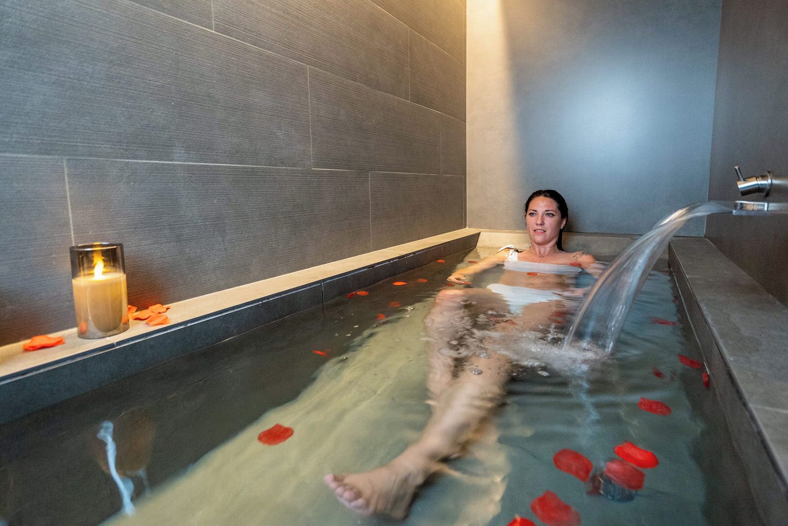 Ruang perawatan pasangan, sauna, hot tub, dan ruang uap