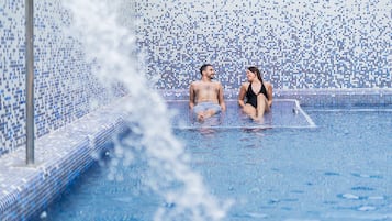 3 piscine all'aperto, una piscina con cascata, ombrelloni da piscina
